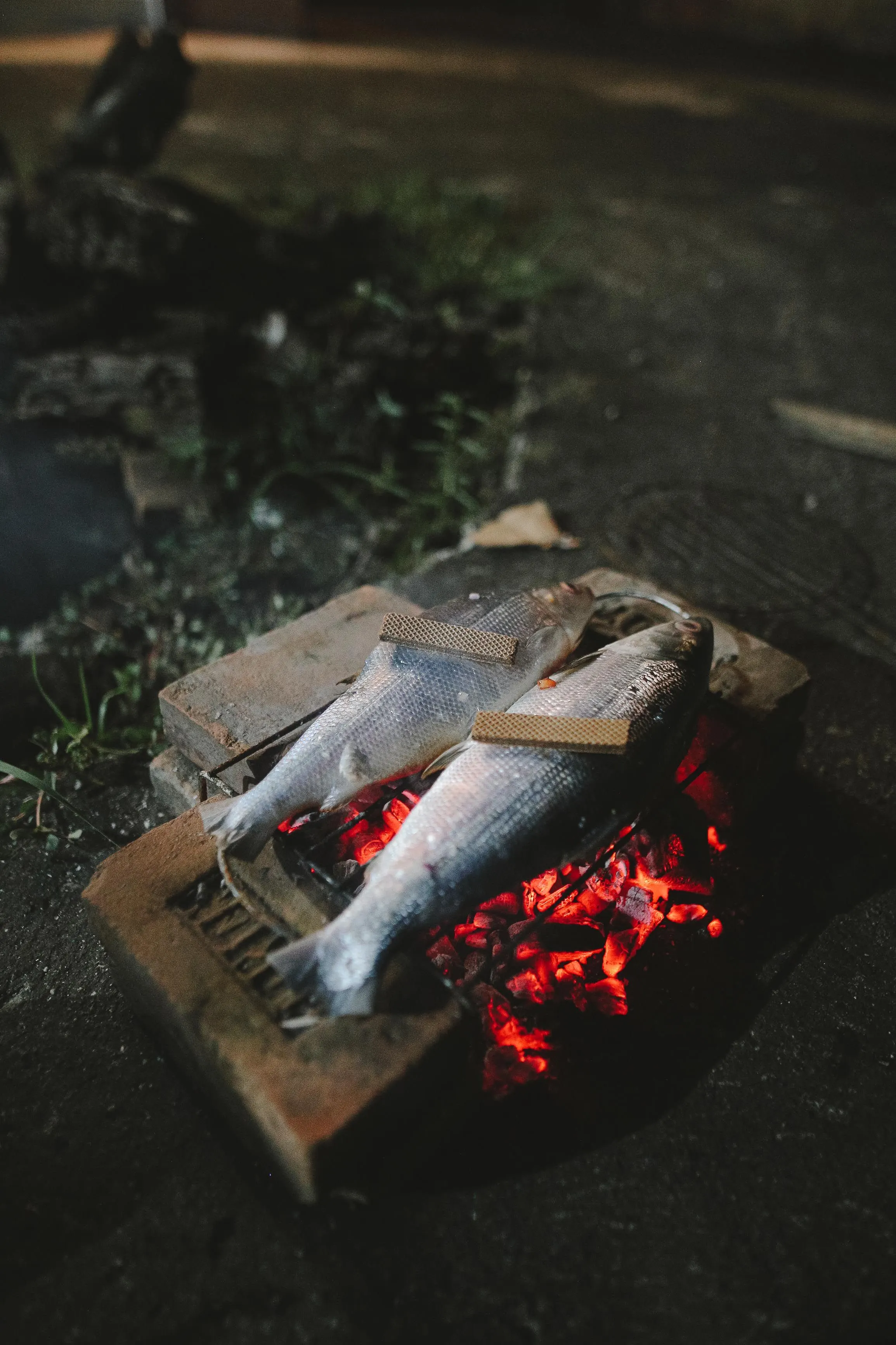 Pescado entero sobre las brasas, preparado a la manera tradicional