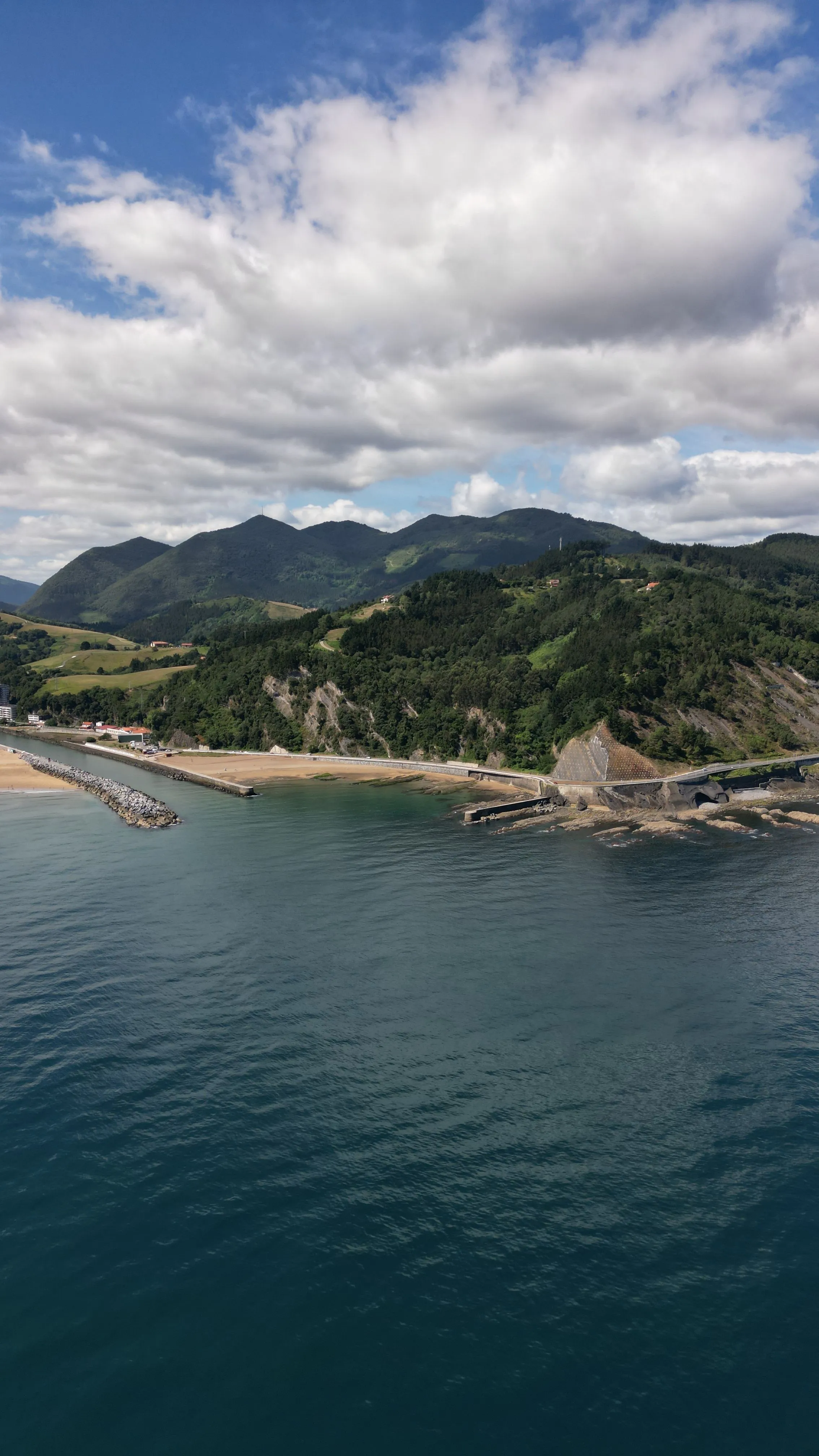 Vistas de la ría de Urdaibai desde Busturia, con marea baja y montes al fondo